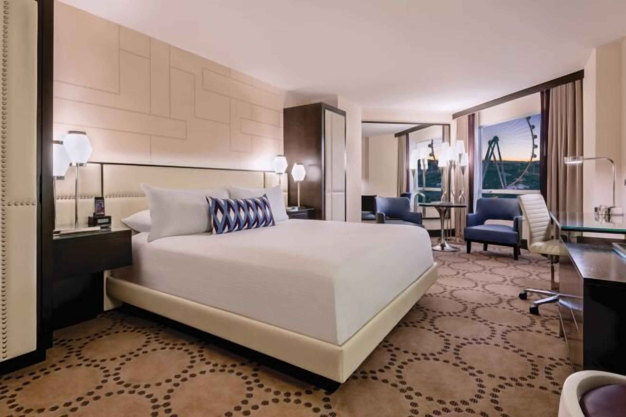 Bộ đồ giường kháng dị ứng, minibar, két bảo mật tại phòng, bàn 