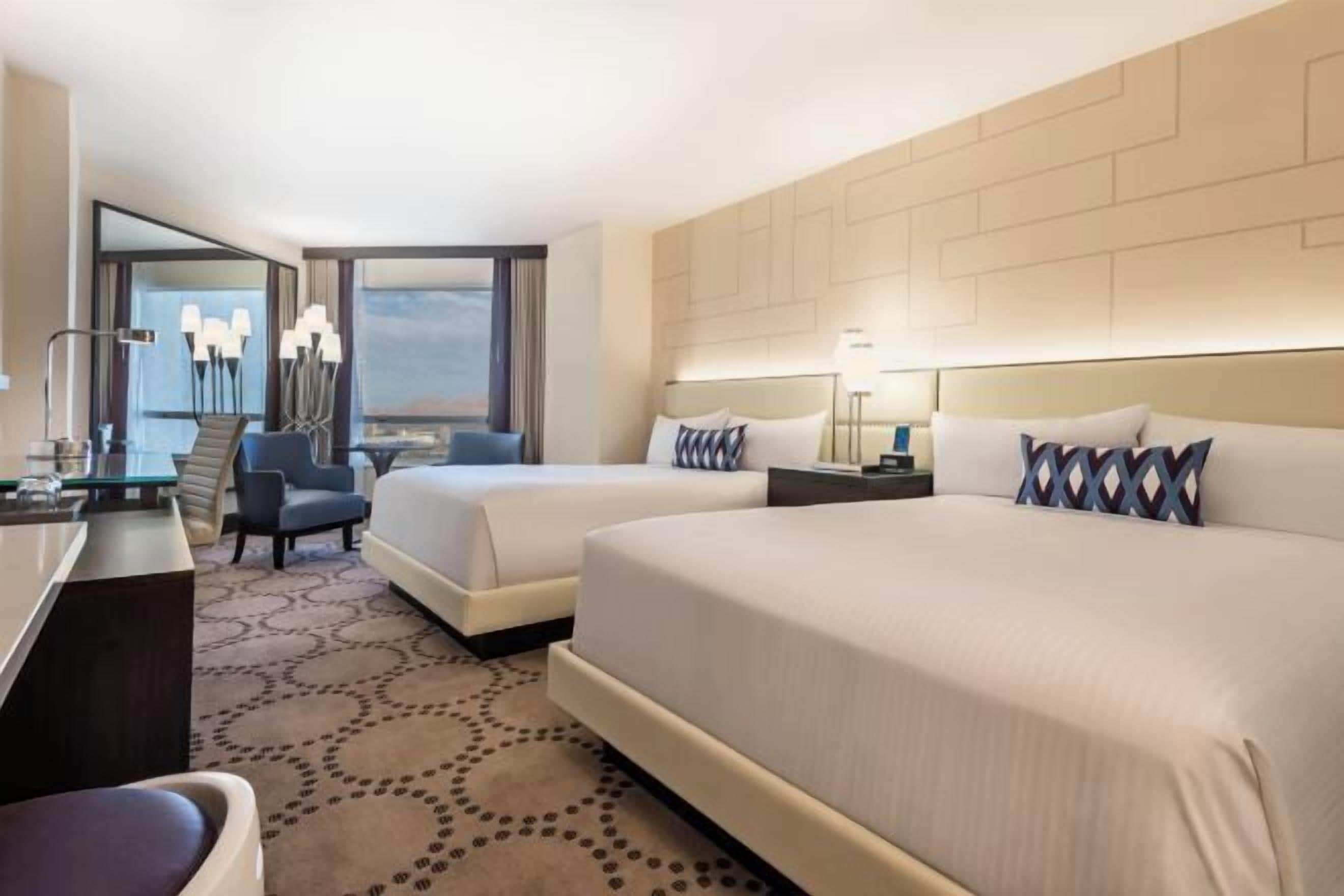 Bộ đồ giường kháng dị ứng, minibar, két bảo mật tại phòng, bàn 