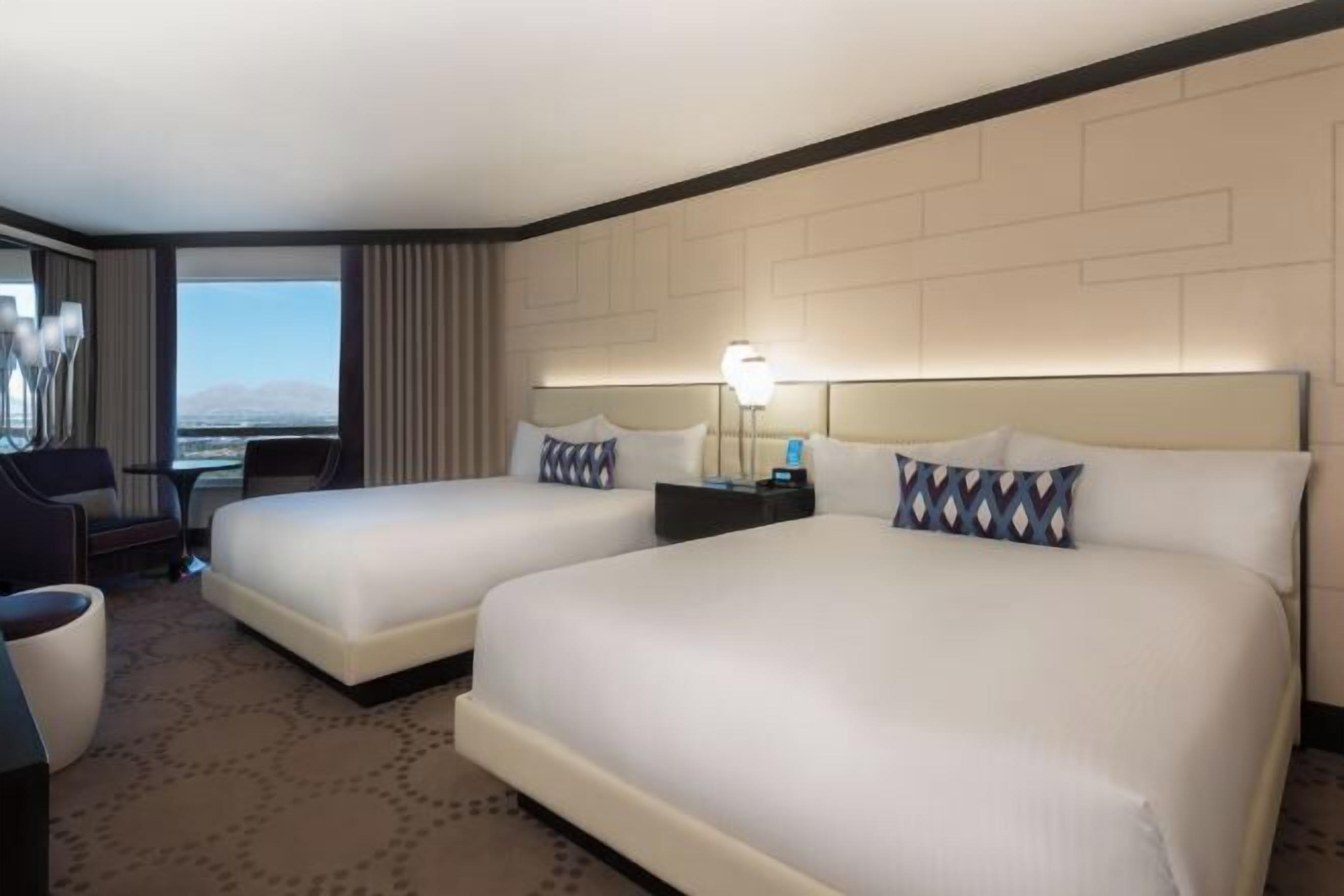 Bộ đồ giường kháng dị ứng, minibar, két bảo mật tại phòng, bàn 