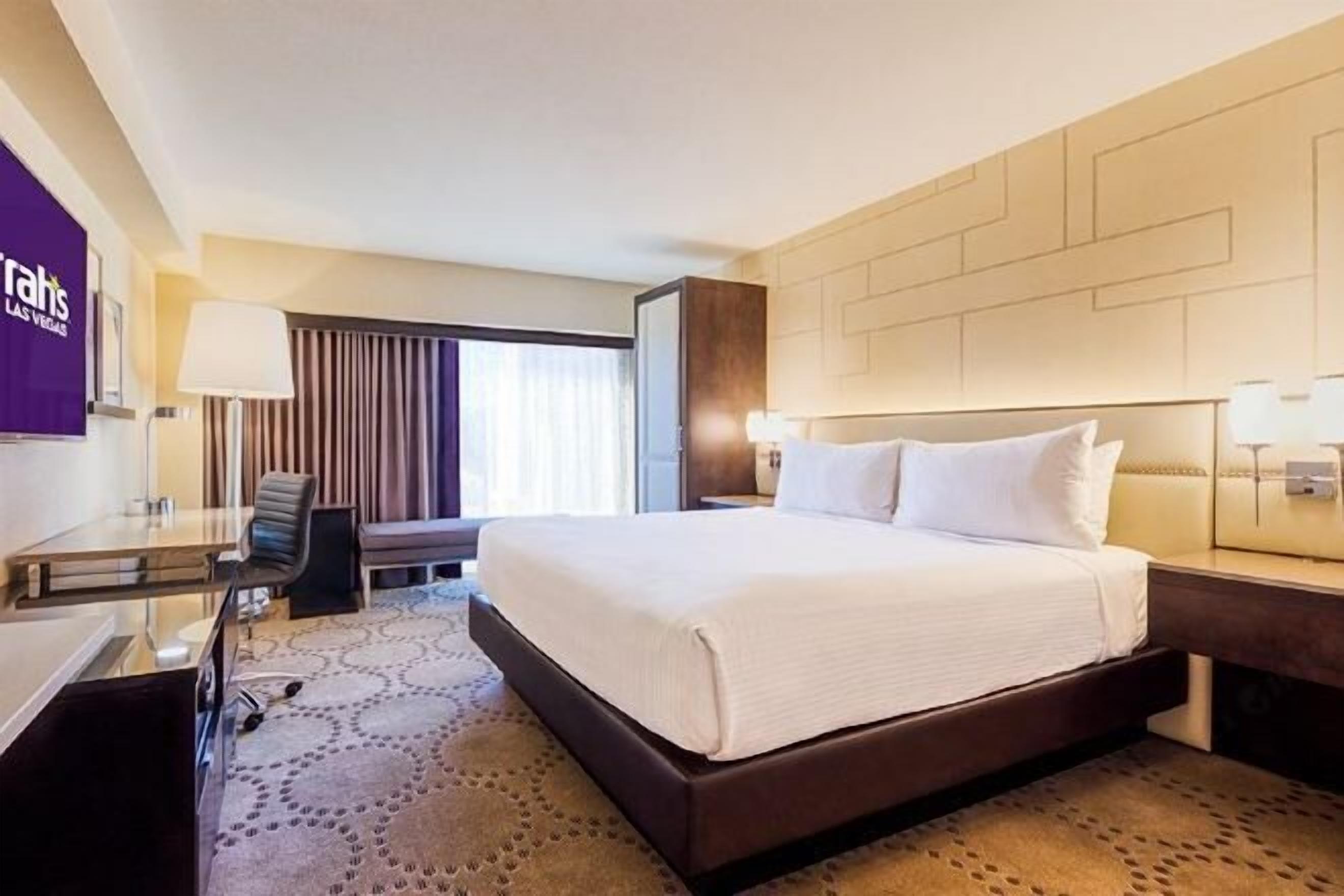 Bộ đồ giường kháng dị ứng, minibar, két bảo mật tại phòng, bàn 