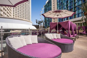 Seasonal outdoor pool, open 9 AM to 6 PM, pool cabanas (surcharge) - Harrah’s Las Vegas – A Caesars Rewards Destination (Las Vegas)