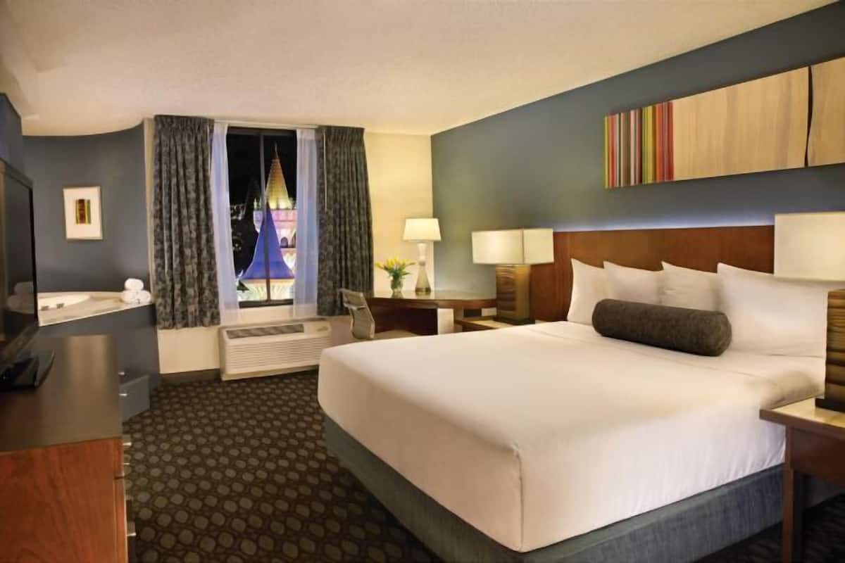 Premium bedding, in-room safe, desk, iron/ironing board