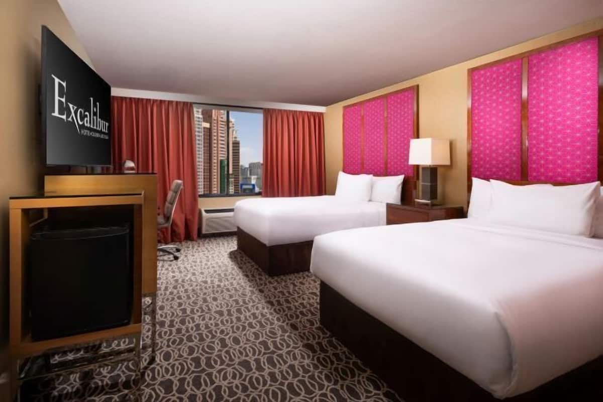 Premium bedding, in-room safe, desk, iron/ironing board