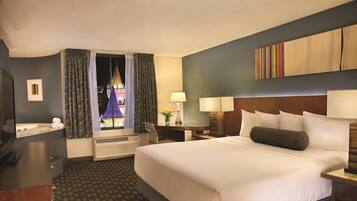 Royal Superior King Room | Roupas de cama premium, cofres nos quartos, escrivaninha