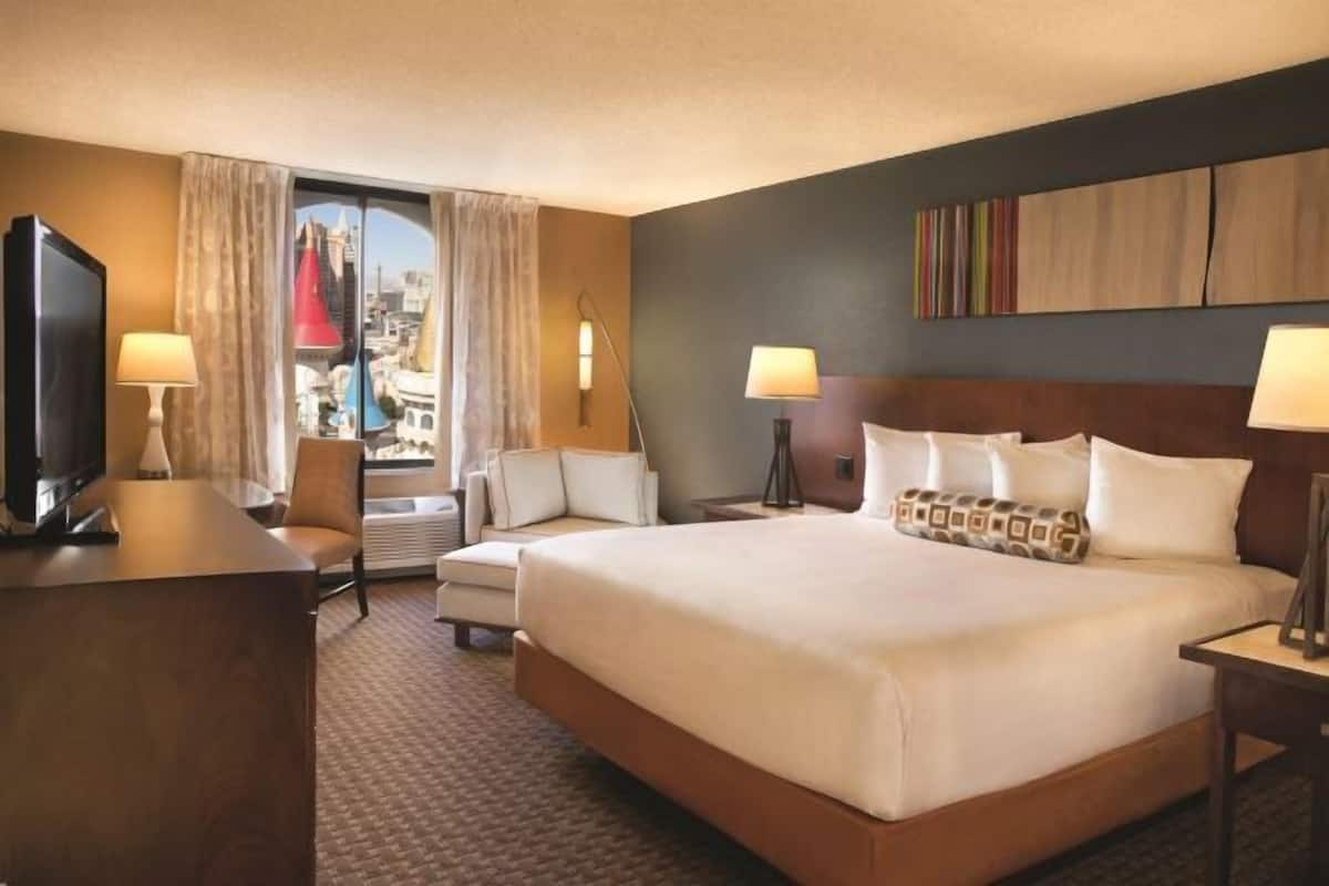 Premium bedding, in-room safe, desk, iron/ironing board