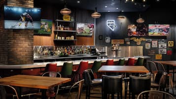 16 restaurantes; se sirve desayuno, almuerzo, cena y brunch