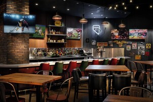 16 restaurantes; se sirven desayunos, almuerzos, cenas y brunches