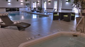Una piscina cubierta (de 10:00 a 23:00), tumbonas