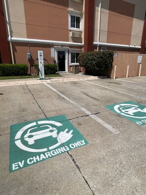 Electric vehicle charging station