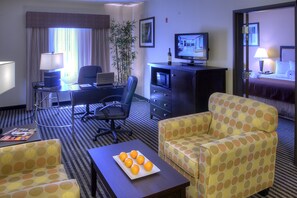 Business Suite, 1 King Bed | Desk, iron/ironing board, free cribs/infant beds, free WiFi