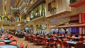 Ein Casino mit mehreren Blackjack-Tischen und Spielautomaten.
