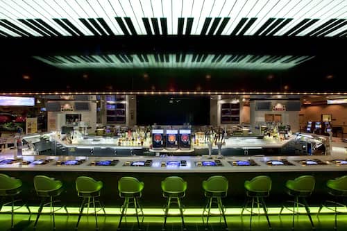 4 bares y bar junto a la piscina