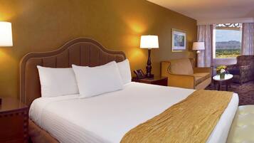 Cofres nos quartos, cortinas blackout, ferros/tábuas de passar roupa