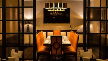10 restaurants, lunch, dinner served; American cuisine