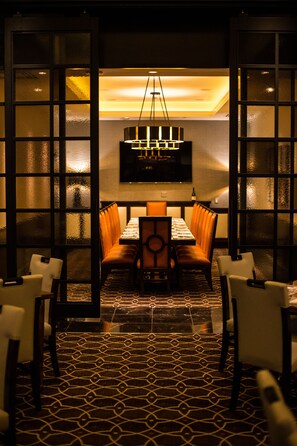 10 restaurantes; se sirve almuerzo y cena; cocina americana