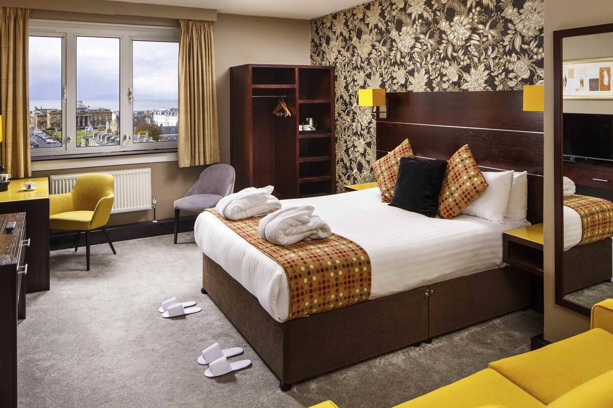 Superior Room, 1 Double Bed, Sea View | In-room safe, desk, iron/ironing board (on request), cribs (free)