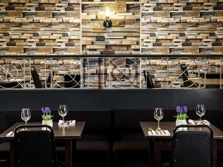Serveert ontbijt, lunch en diner