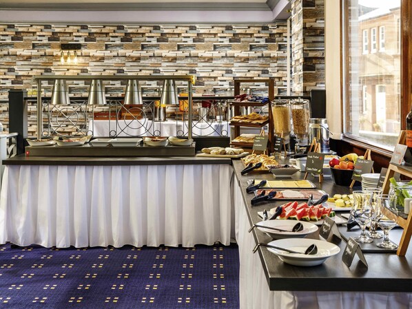 Desayuno buffet (GBP 17.95 por persona) 