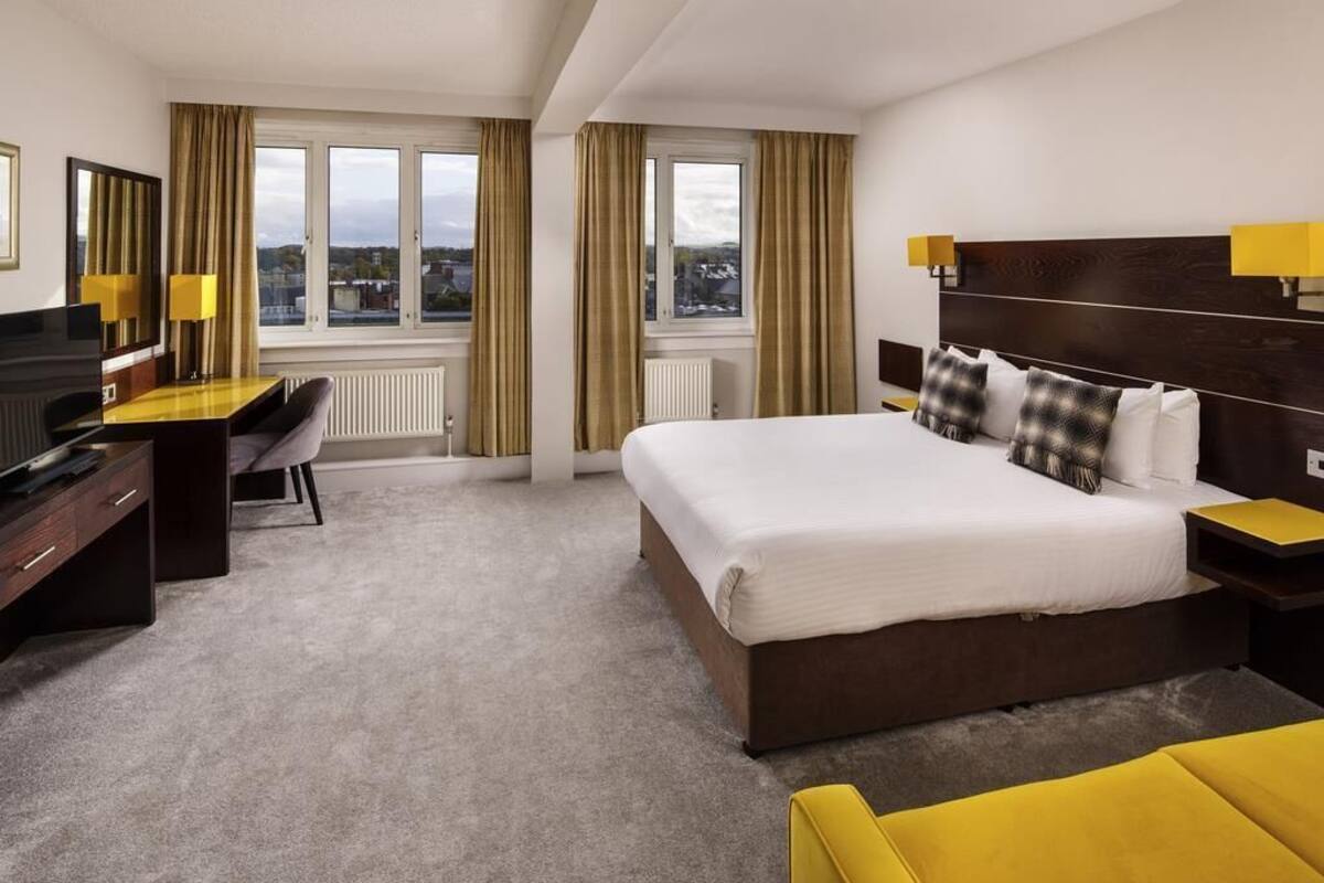 Family Room (Classic) | In-room safe, desk, iron/ironing board (on request), cribs (free)