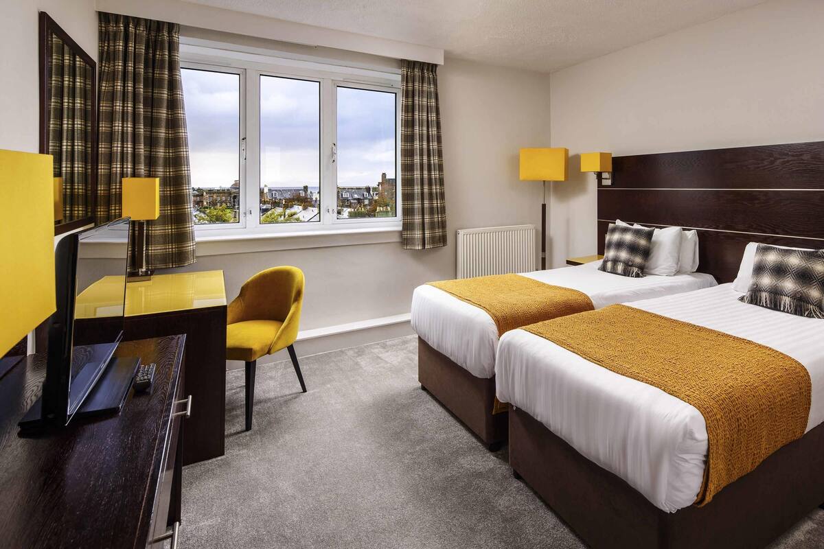 Classic Room, 2 Twin Beds | In-room safe, desk, iron/ironing board (on request), cribs (free)