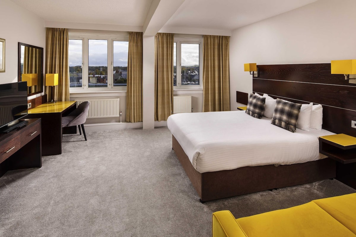 Family Room (Classic) | In-room safe, desk, iron/ironing board (on request), cribs (free)