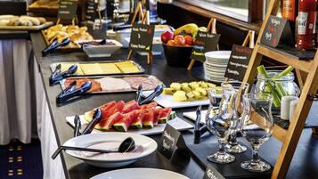 Daily buffet breakfast (GBP 17.95 per person)