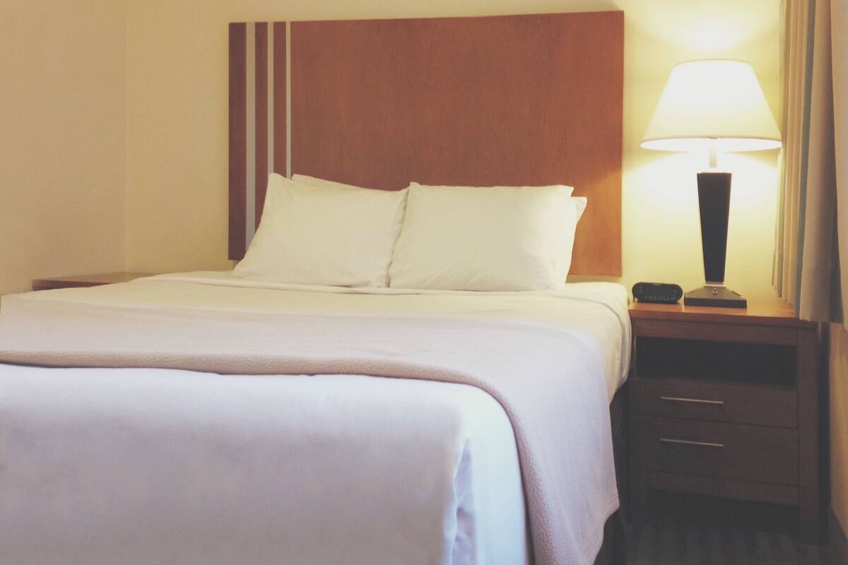 Deluxe Room | Egyptian cotton sheets, blackout drapes, iron/ironing board (on request)