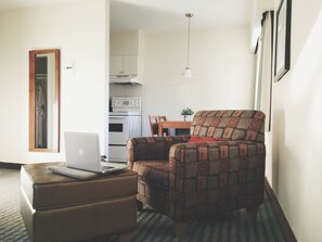 Club Suite | Living area