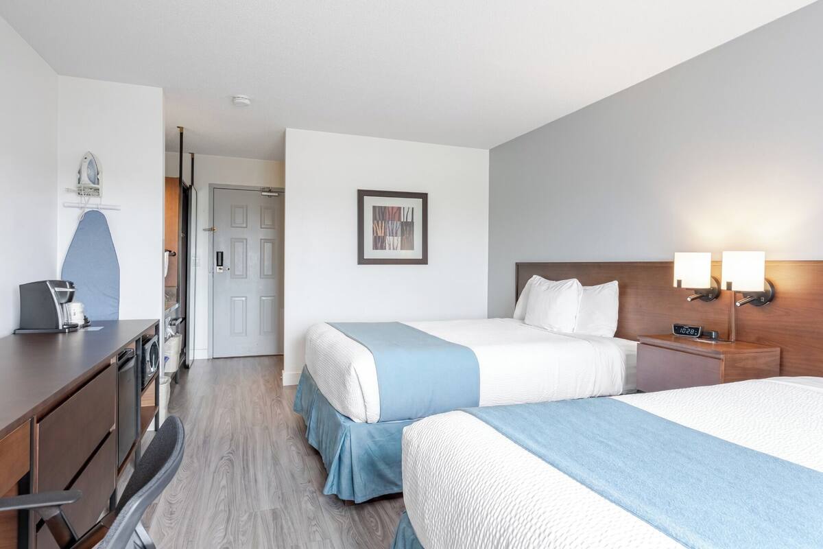 Premium bedding, in-room safe, desk, blackout drapes