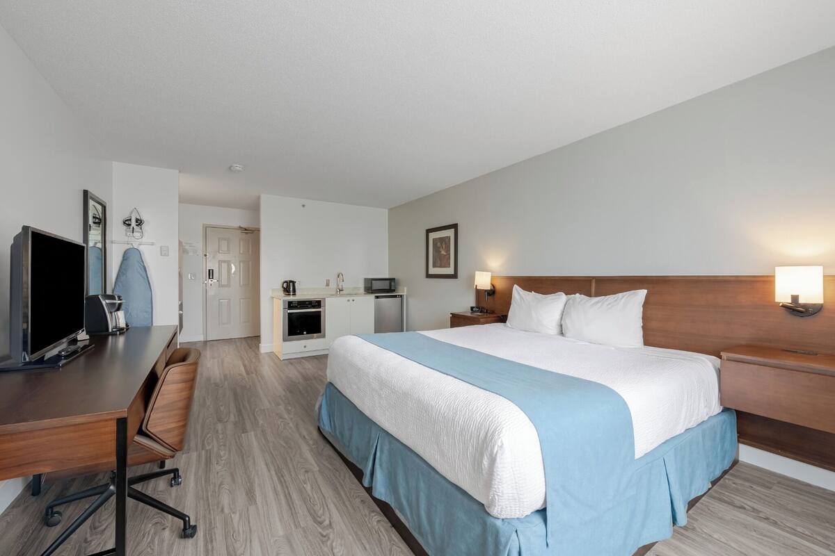 Premium bedding, in-room safe, desk, blackout drapes