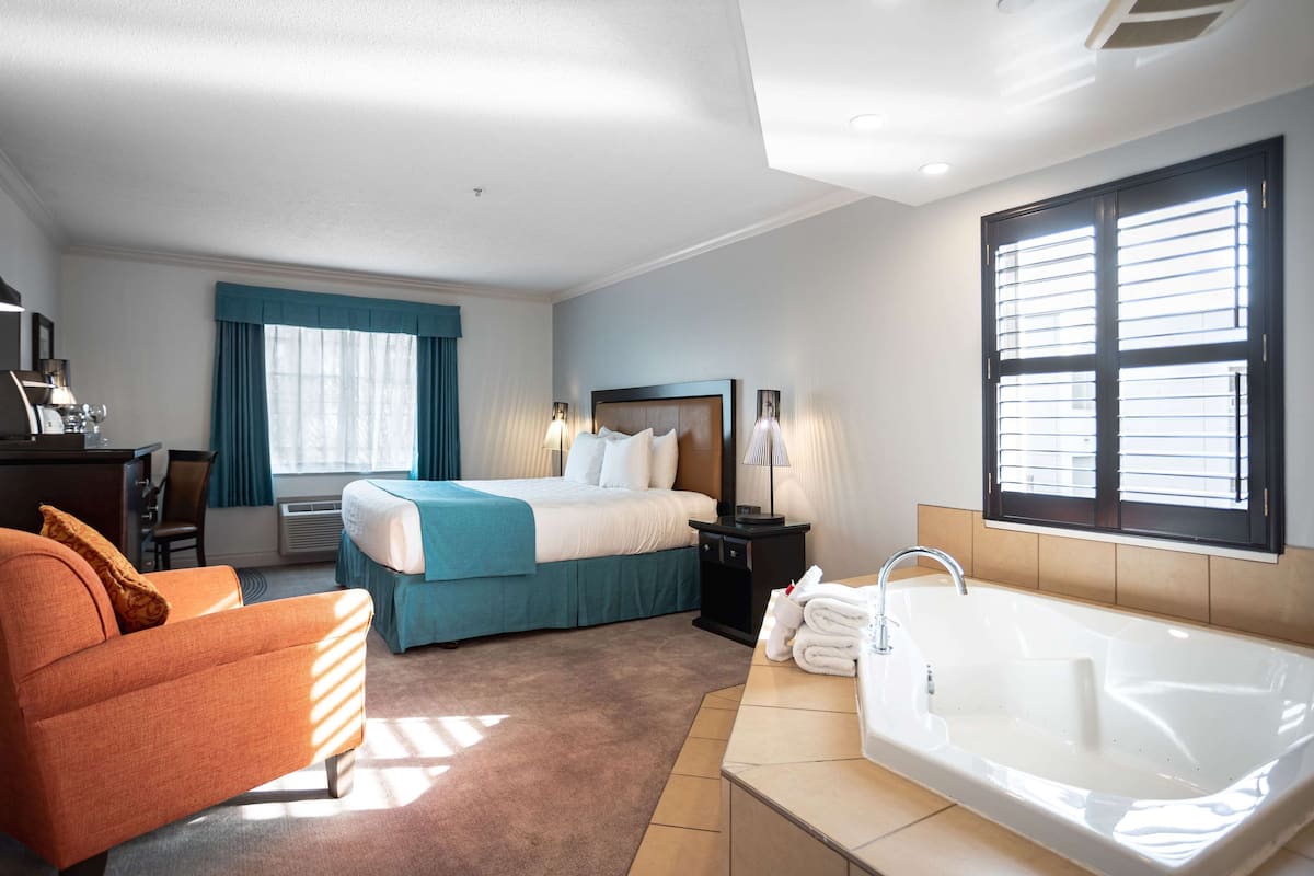 Suite, 1 cama King size, para no fumadores, hidromasaje | Ropa de cama de alta calidad y caja de seguridad en la habitación