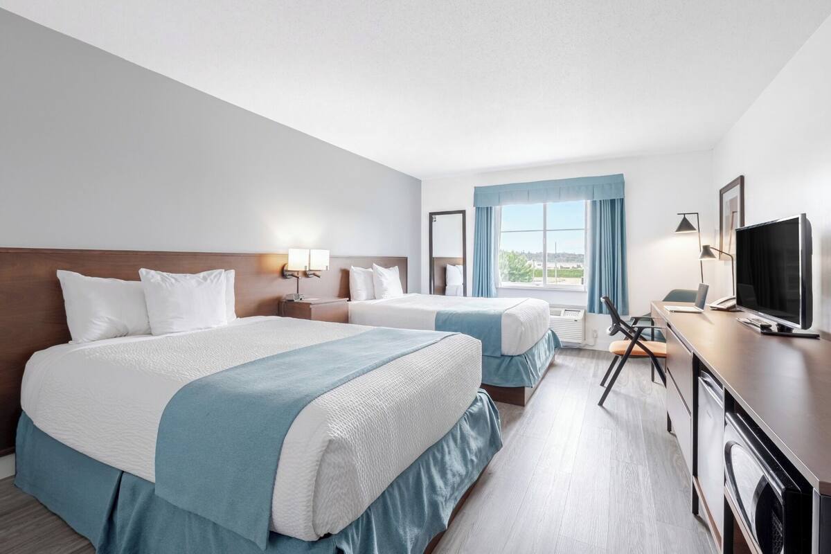 Premium bedding, in-room safe, desk, blackout drapes