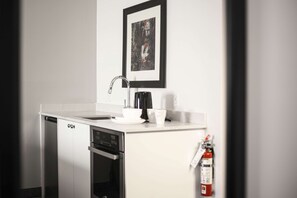Premium bedding, in-room safe, desk, blackout drapes