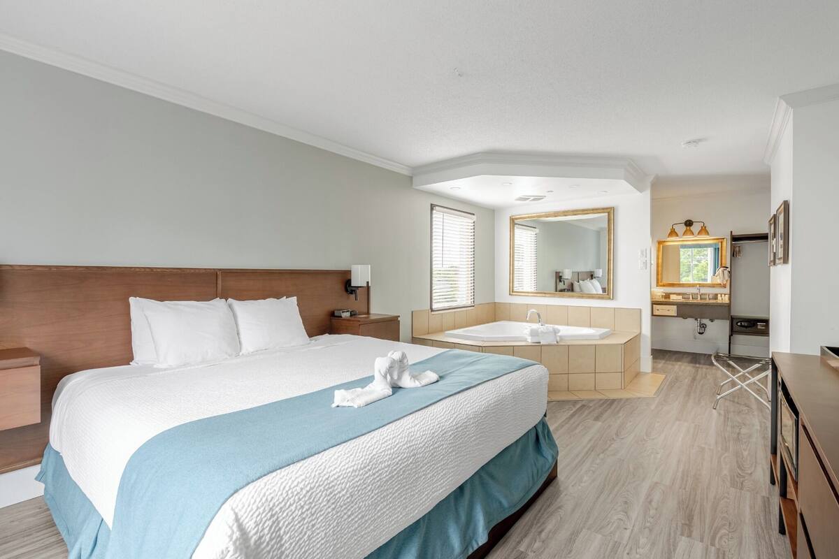Suite, 1 King Bed, Non Smoking, Jetted Tub | Premium bedding, in-room safe, desk, blackout drapes