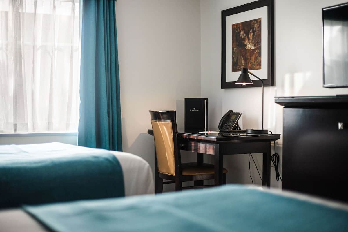 Habitación empresarial, 2 camas Queen size | Ropa de cama de alta calidad y caja de seguridad en la habitación