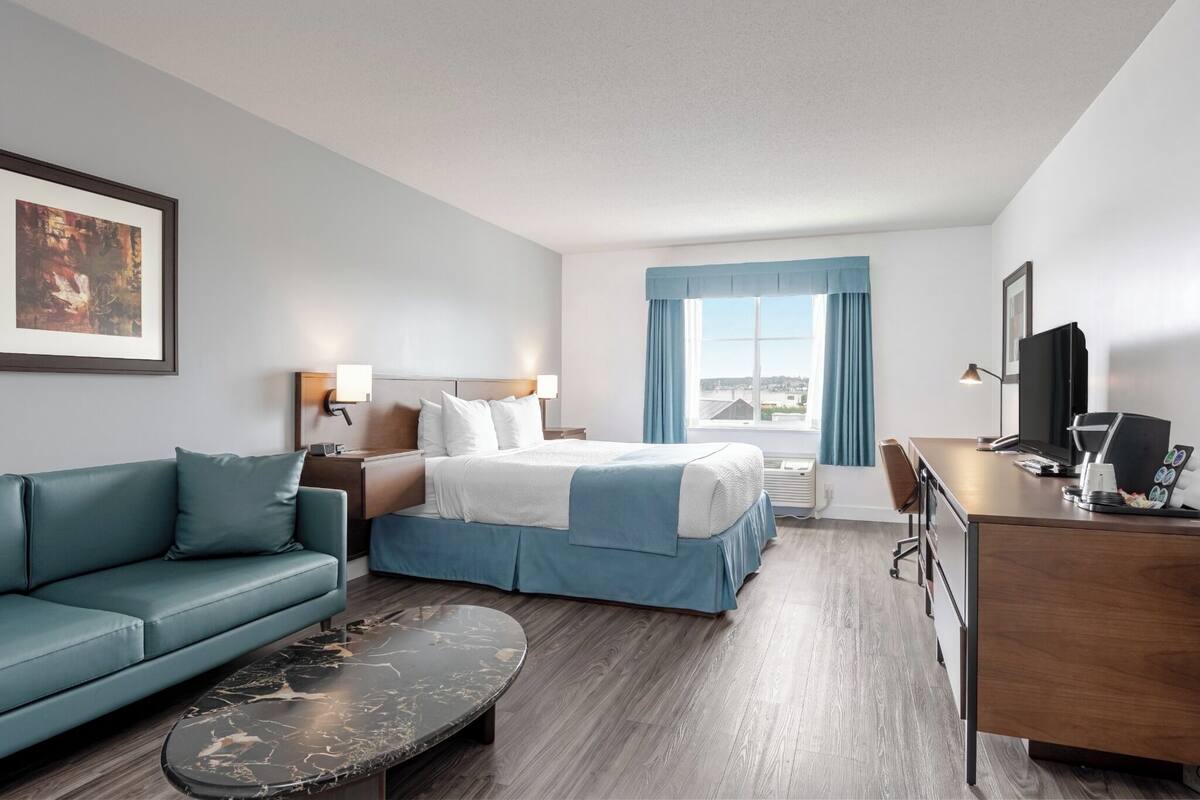 Premium bedding, in-room safe, desk, blackout drapes