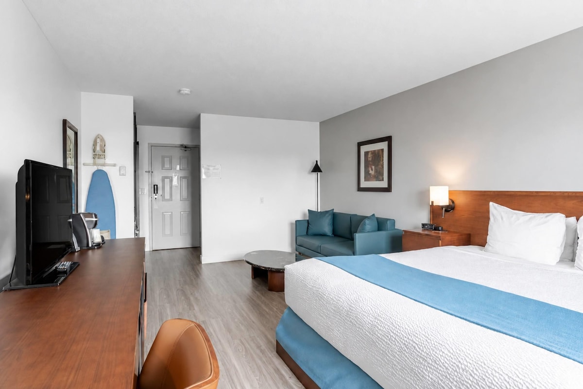 Ropa de cama de alta calidad y caja de seguridad en la habitación