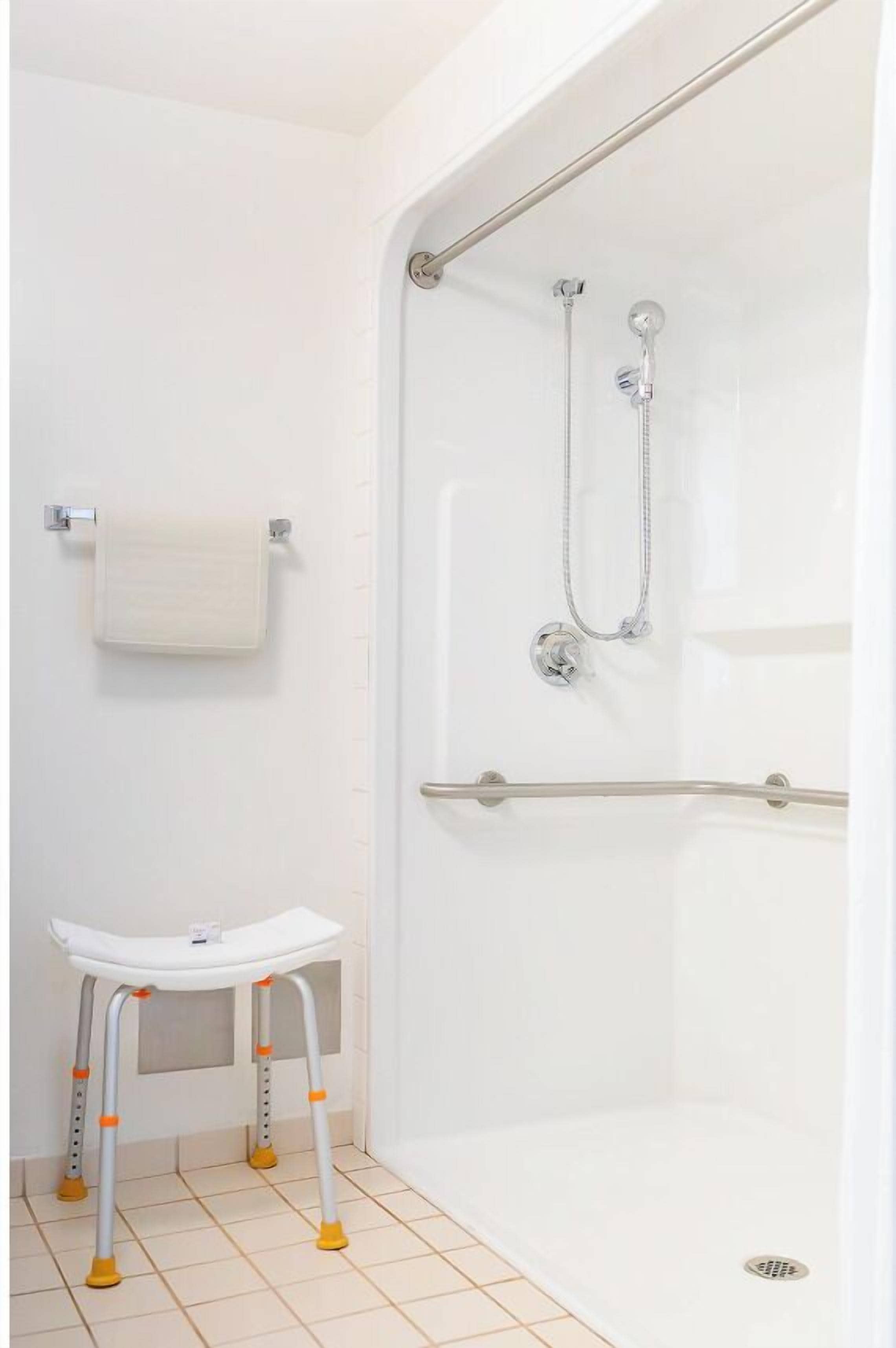 Combined shower/tub, free toiletries, hair dryer, towels