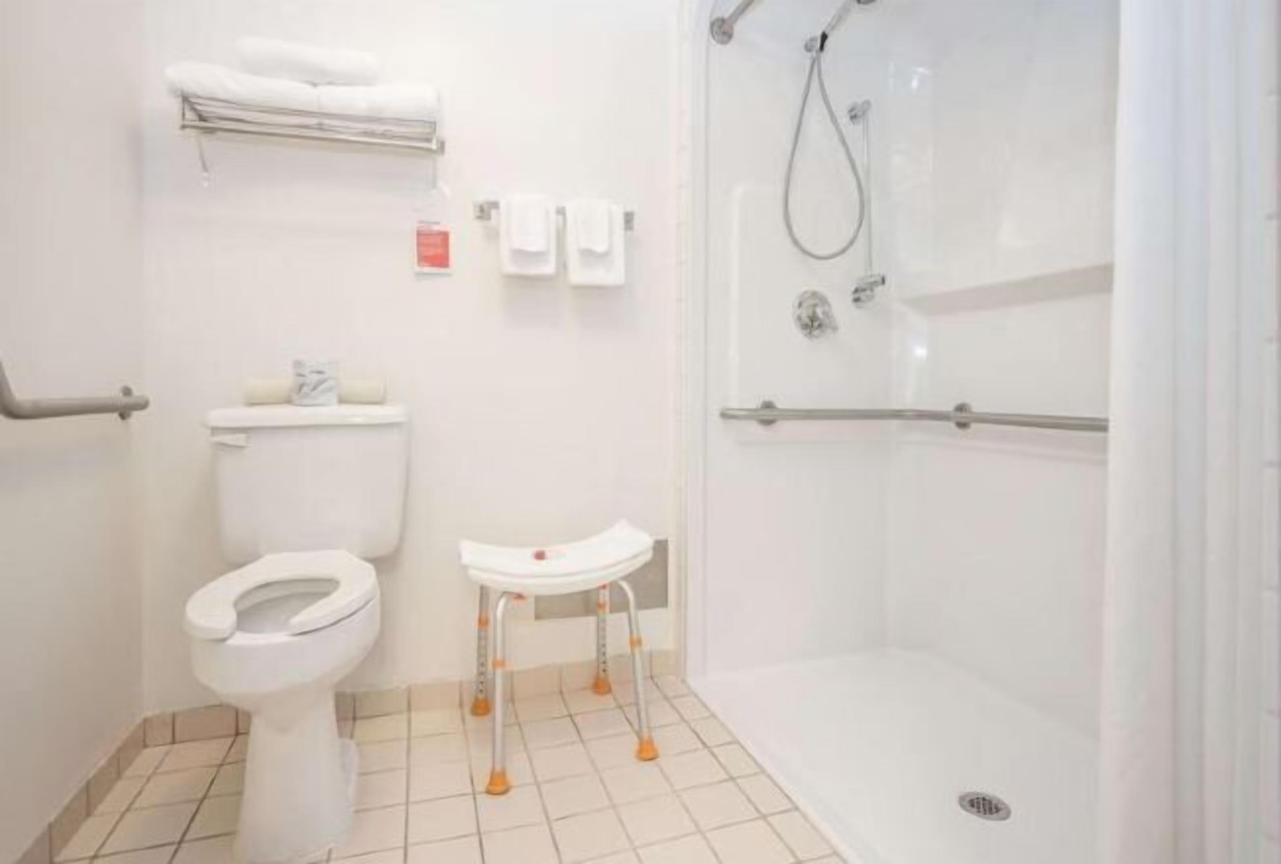 Bañera con ducha, artículos de tocador gratuitos, secador de pelo