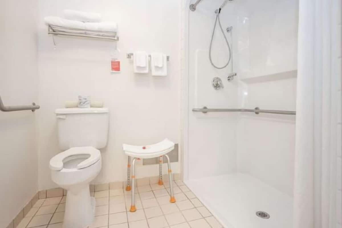 Bañera con ducha, artículos de tocador gratuitos, secador de pelo