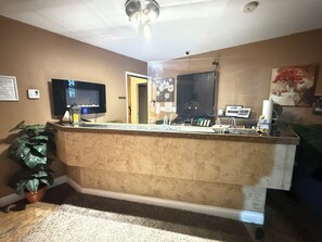 Reception - Travelodge by Wyndham Hope (Hope)