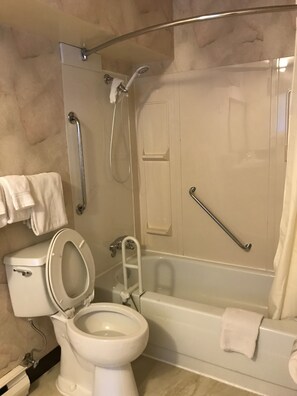 Zimmer, 1 Queen-Bett, barrierefrei, Nichtraucher | Badezimmer | Kostenlose Toilettenartikel, Haartrockner, Handtücher