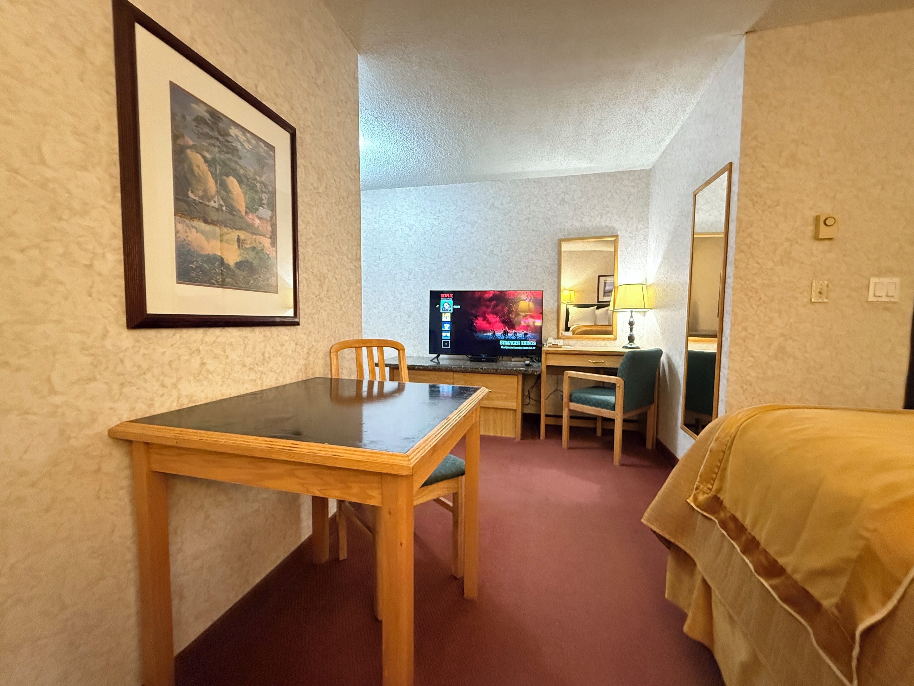 標準客房, 1 張特大雙人床 | 書桌、熨斗/熨衣板、免費無線上網、床單