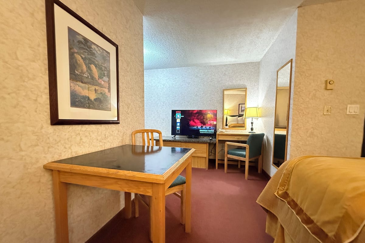 標準客房, 1 張特大雙人床 | 書桌、熨斗/熨衣板、免費無線上網、床單