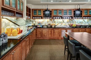 Buffet déjeuner gratuit tous les jours