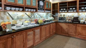 Café da manhã com buffet grátis todos os dias