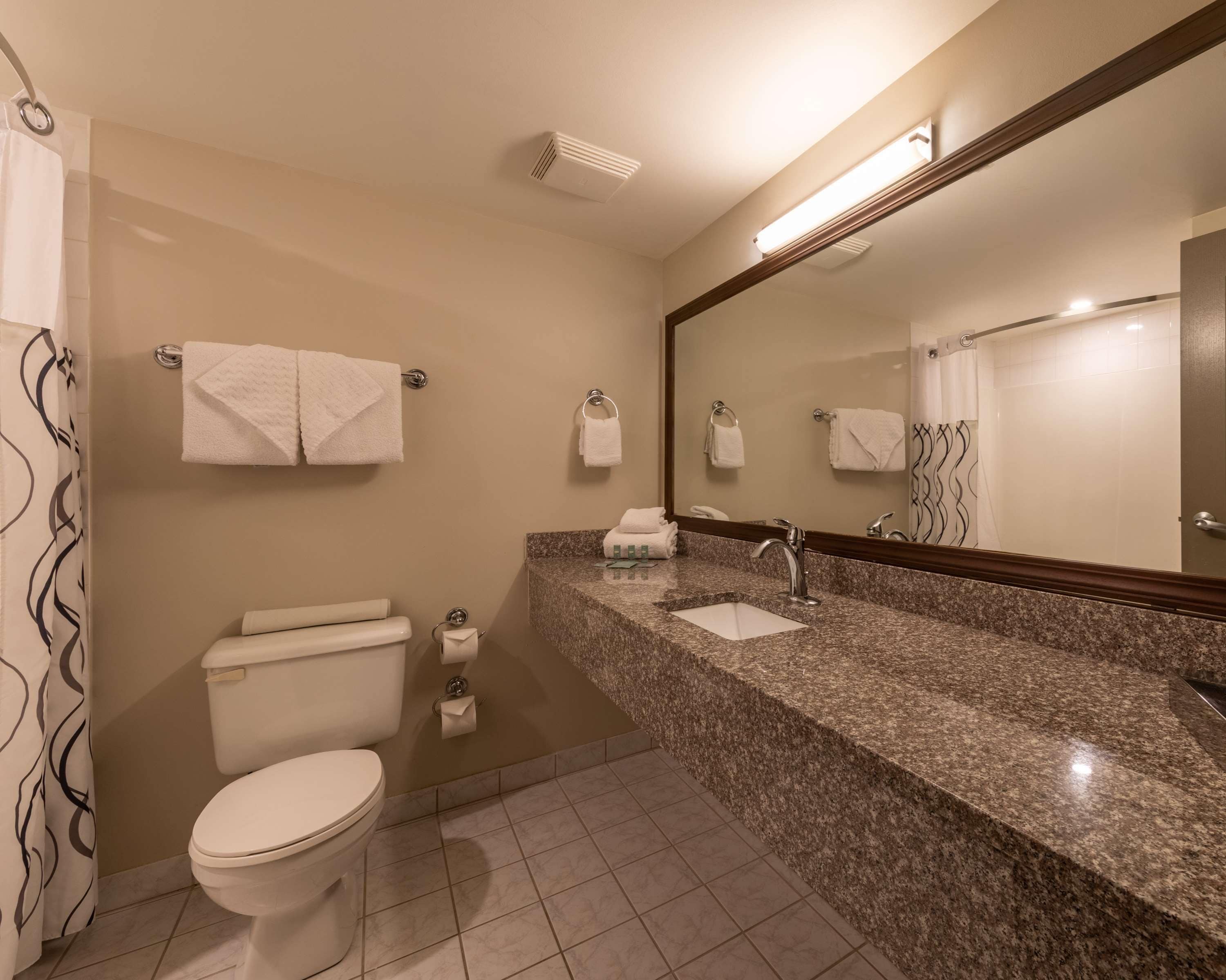 standard room, 1 queen bed, non smoking, kitchenette | bathroom | combined shower/bathtub, free toiletries, hair dryer, towels