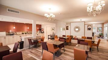 Sudah termasuk sarapan dibawa pulang setiap hari