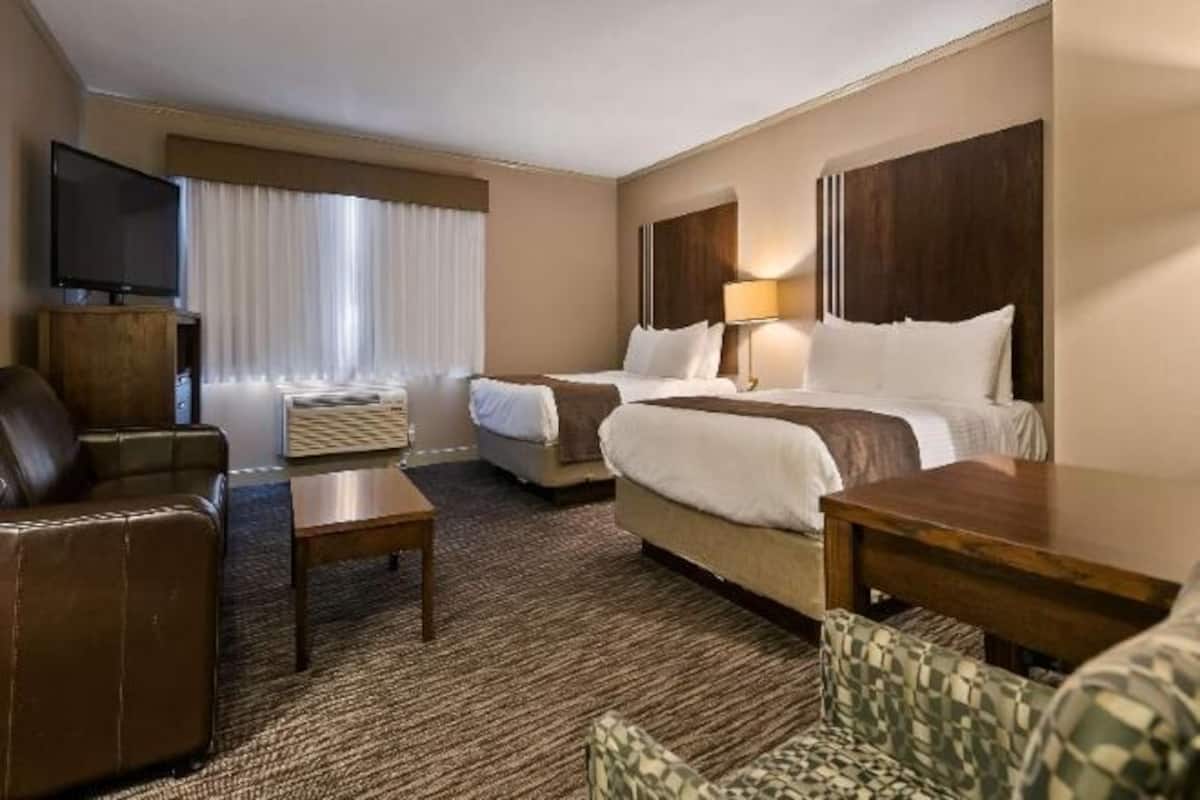 Escritorio, cortinas blackout y tabla de planchar con plancha