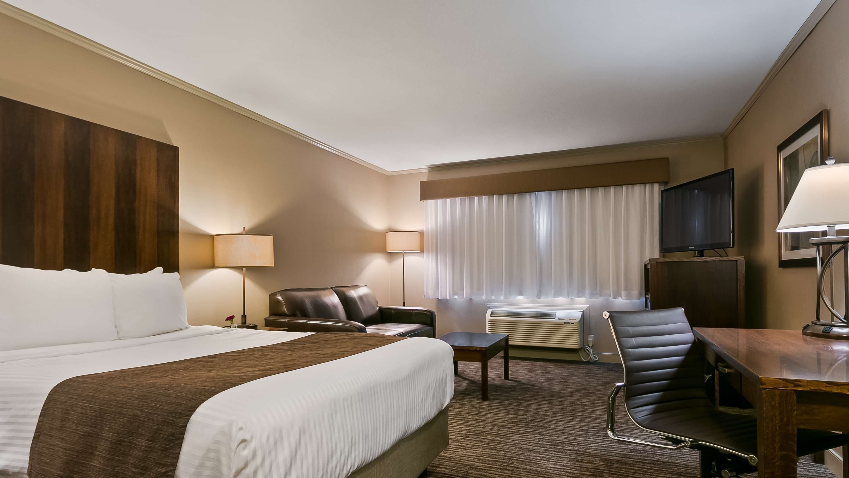 desk, blackout curtains, iron/ironing board, free wifi